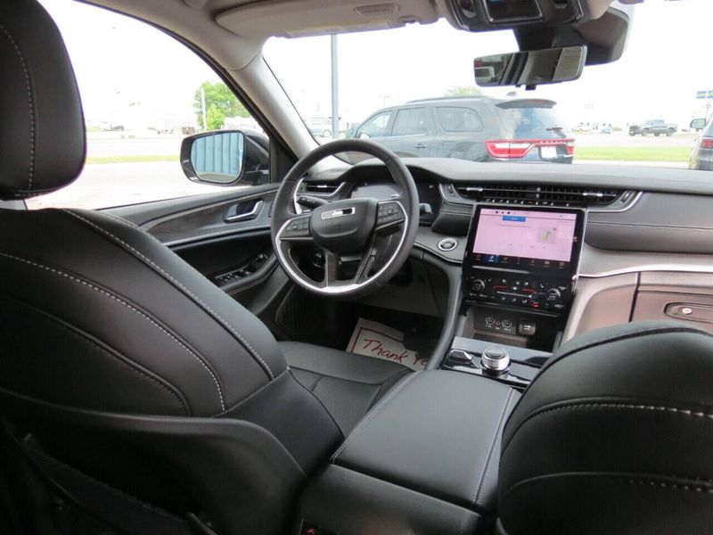 New 2023 Jeep Grand Cherokee L Limited 4x4 4dr SUVImage 38