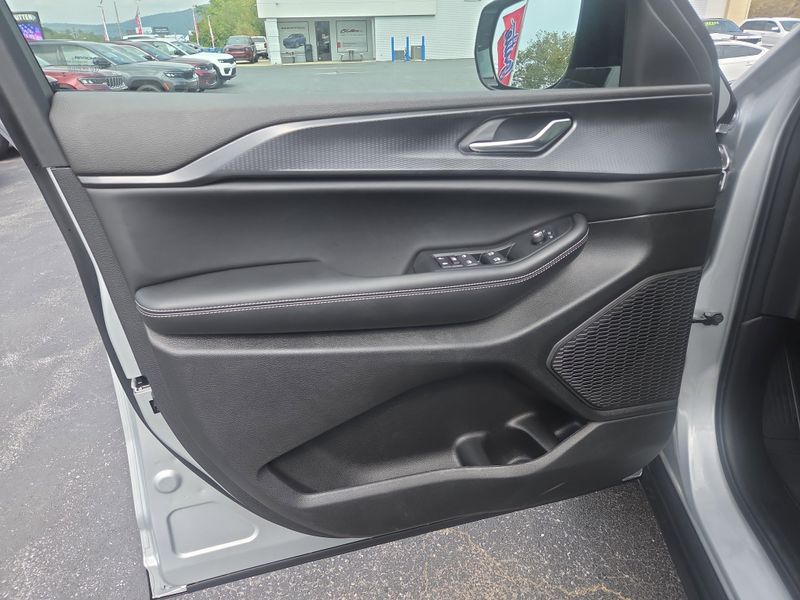 2025 Jeep Grand Cherokee Altitude photo 6