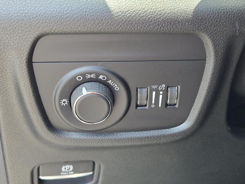New 2026 Jeep Grand Cherokee L Laredo 4x2