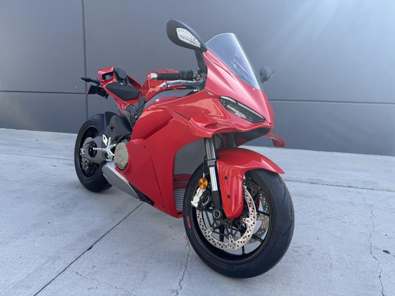New 2025 Ducati PANIGALE V4 Image 11