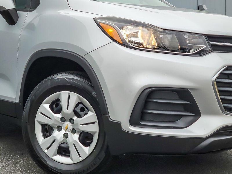 2017 Chevrolet Trax LS photo 3