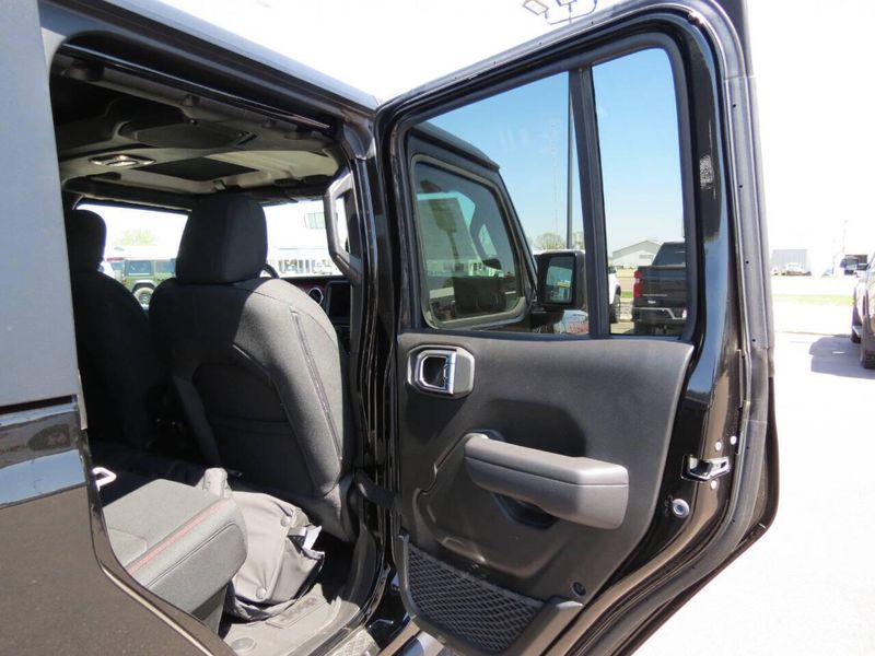 2023 Jeep Gladiator Rubicon 4x4 4dr Crew Cab 5.0 ft. SBImage 25