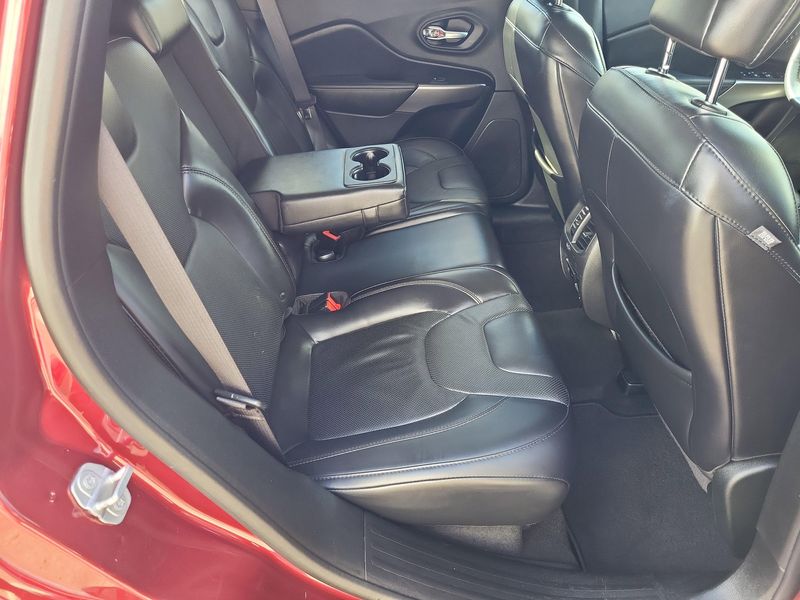 Used 2019 Jeep Cherokee LimitedImage 16