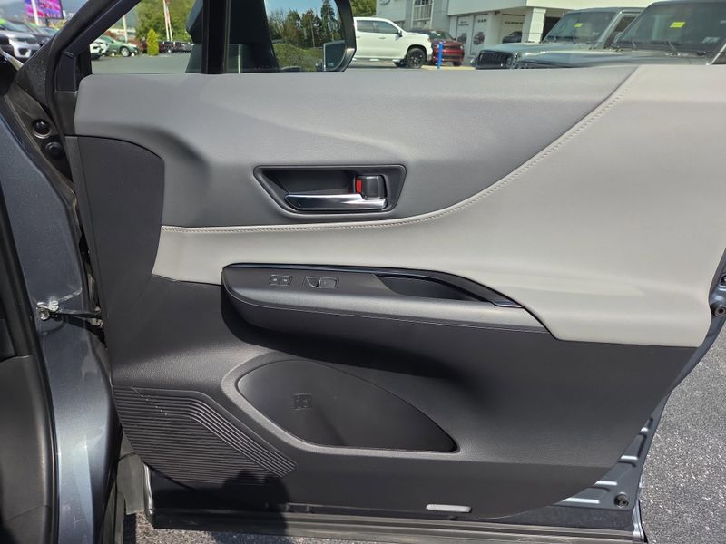 2022 Toyota Venza LE photo 17