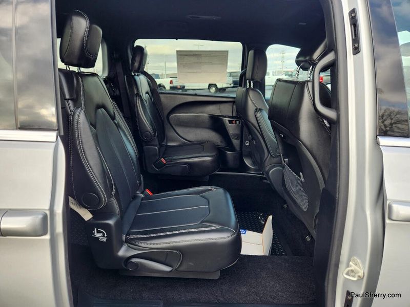 New 2026 Chrysler Pacifica Select