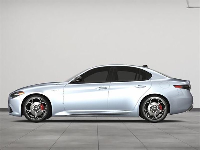 2025 Alfa Romeo Giulia photo 3