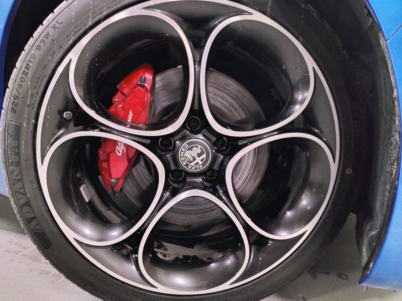 Used 2024 Alfa Romeo Giulia Veloce Premium AWD w/Sunroof/Activ AsstImage 17