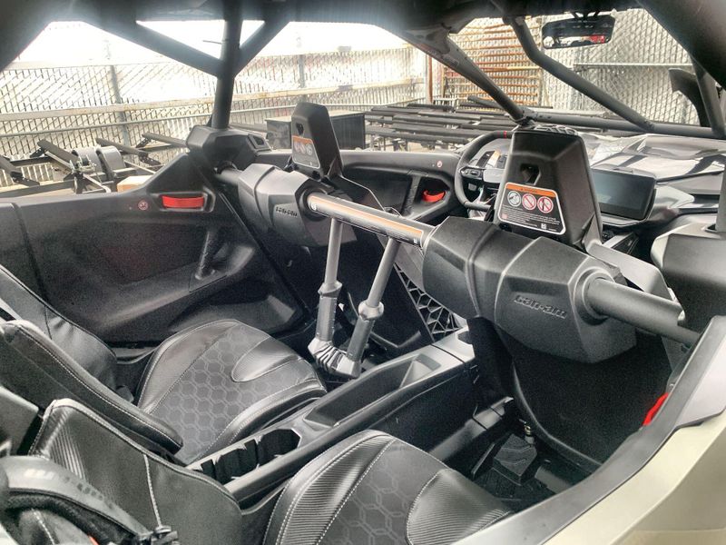 New 2026 Can-Am MAVERICK R MAX X RC WITH SMART-SHOX 999T DCT Image 18