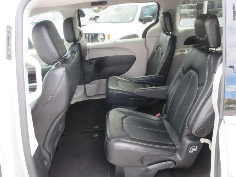 Used 2024 Chrysler Pacifica Touring LImage 22