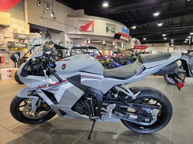 2025 Honda CBR600RR ABS DEEP PEARL GRAY Image 4
