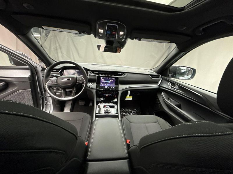 New 2025 Jeep Grand Cherokee Laredo X 4x4Image 8