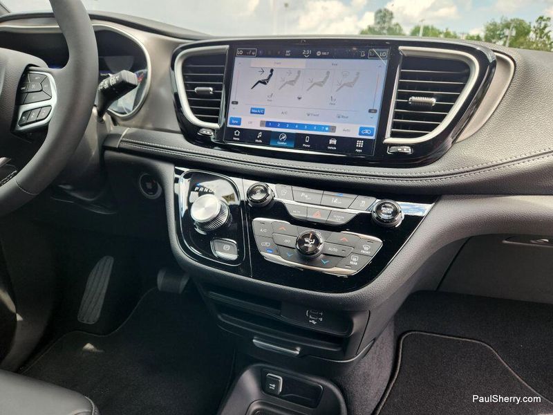 New 2026 Chrysler Pacifica Select