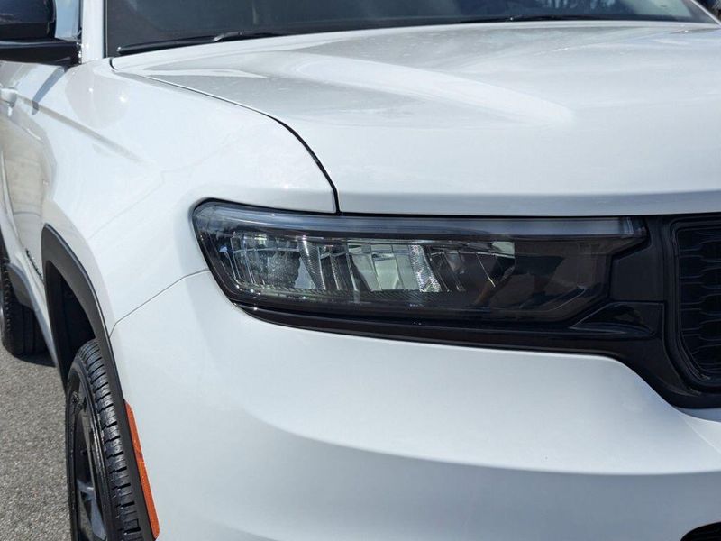 New 2024 Jeep Grand Cherokee L Limited 4x2Image 9