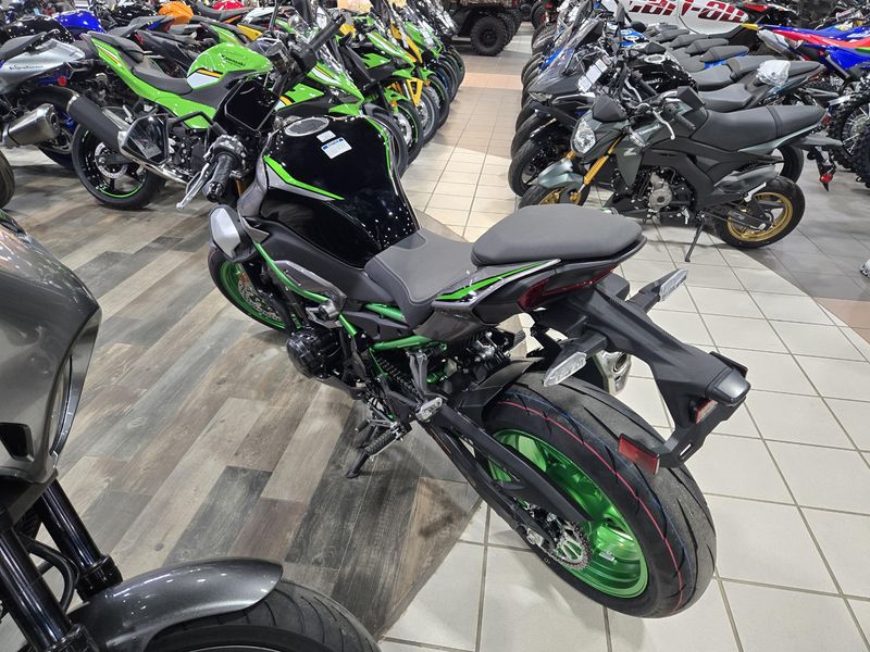 New 2025 Kawasaki Z900 SE ABS METALLIC MATTE GRAPHITE GRAY AND EBONY AND METALLIC GRAPHITE GRAY Image 4
