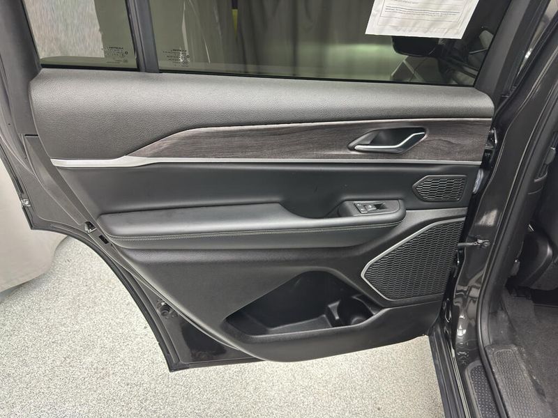 Used 2022 Jeep Grand Cherokee L LimitedImage 8