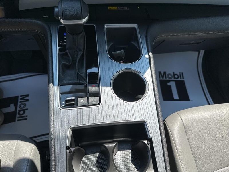 2025 Toyota Sienna XLEImage 33