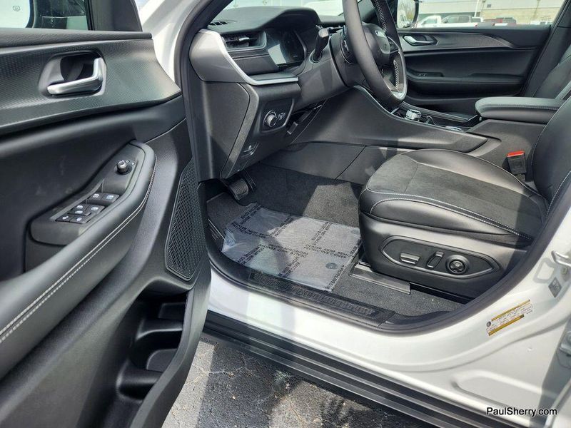 2025 Jeep Grand Cherokee L Altitude X 4x4Image 16