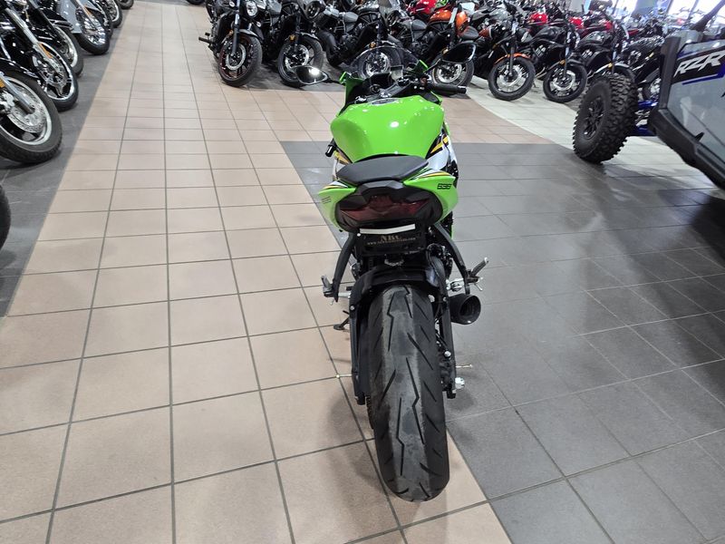 USED 2025 KAWASAKI NINJA ZX6R KRT EDITION LIME GREEN AND EBONY AND PEARL BLIZZARD WHITE Image 7