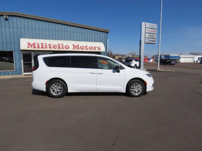 New 2026 Chrysler Voyager LxImage 1