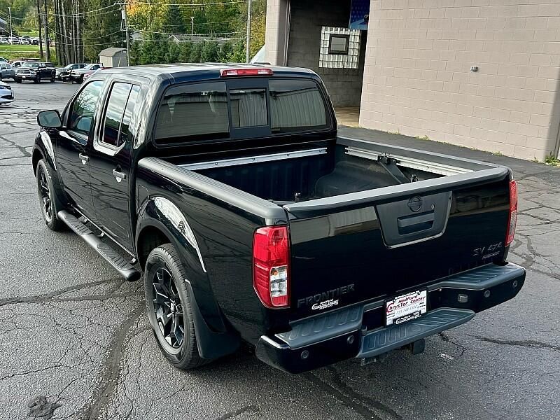 2021 Nissan Frontier Crew Cab photo 8