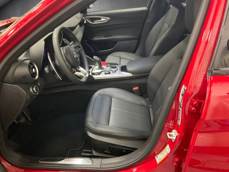 New 2025 Alfa Romeo Giulia AwdImage 4