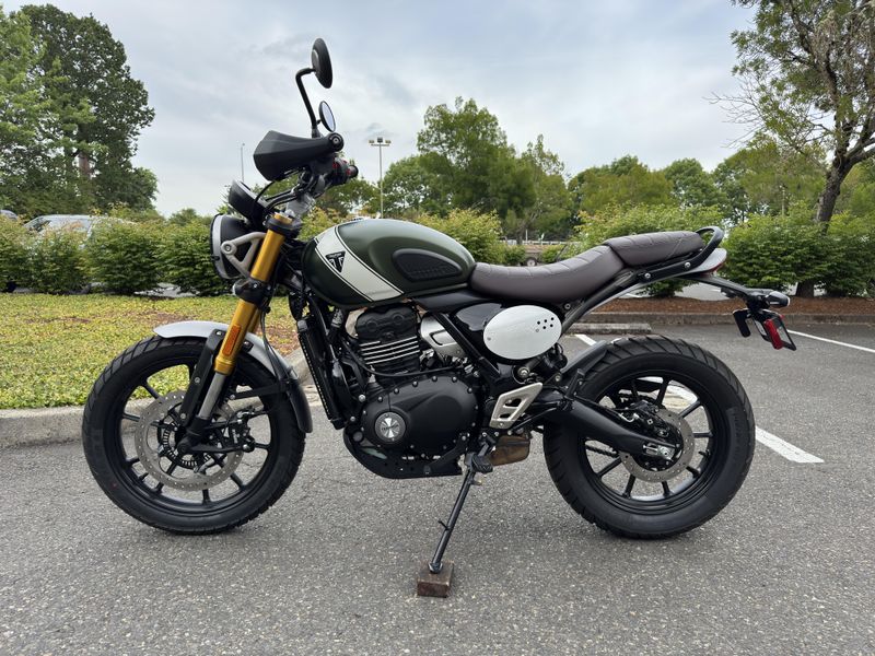 2025 Triumph SCRAMBLER 400 X - MATTE KHAKI GREEN - FUSION WHITE 