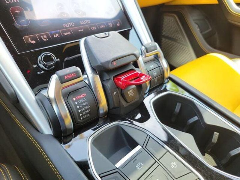 2019 Lamborghini Urus photo 25
