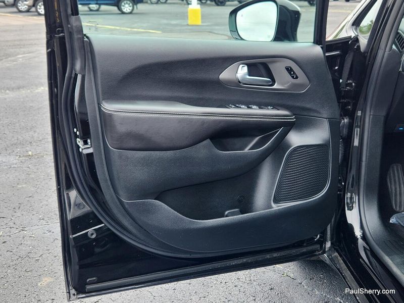 New 2026 Chrysler Pacifica Select