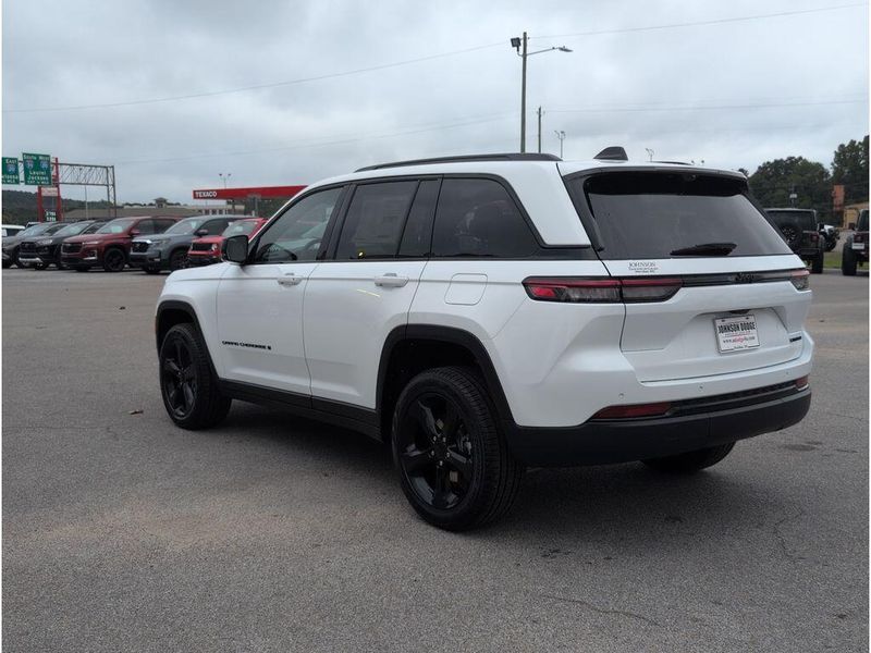 New 2025 Jeep Grand Cherokee Limited 4x2Image 3