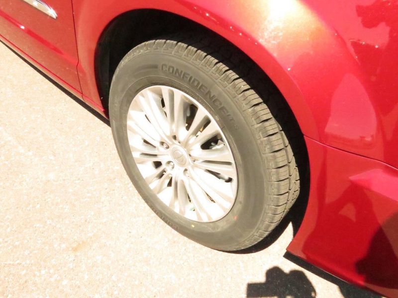 Used 2015 Chrysler Town & Country Touring L 4dr Mini VanImage 8