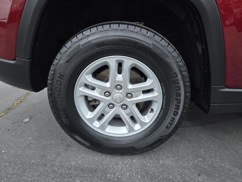 Used 2023 Jeep Grand Cherokee Laredo 4x2