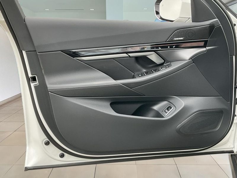 2025 BMW i5 eDrive40Image 18