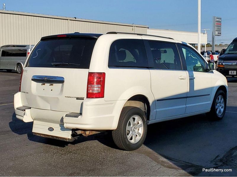 2010 Chrysler Town & Country Touring photo 7