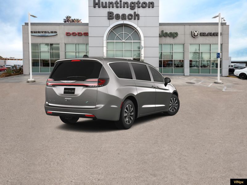 2025 Chrysler Pacifica Hybrid SelectImage 7