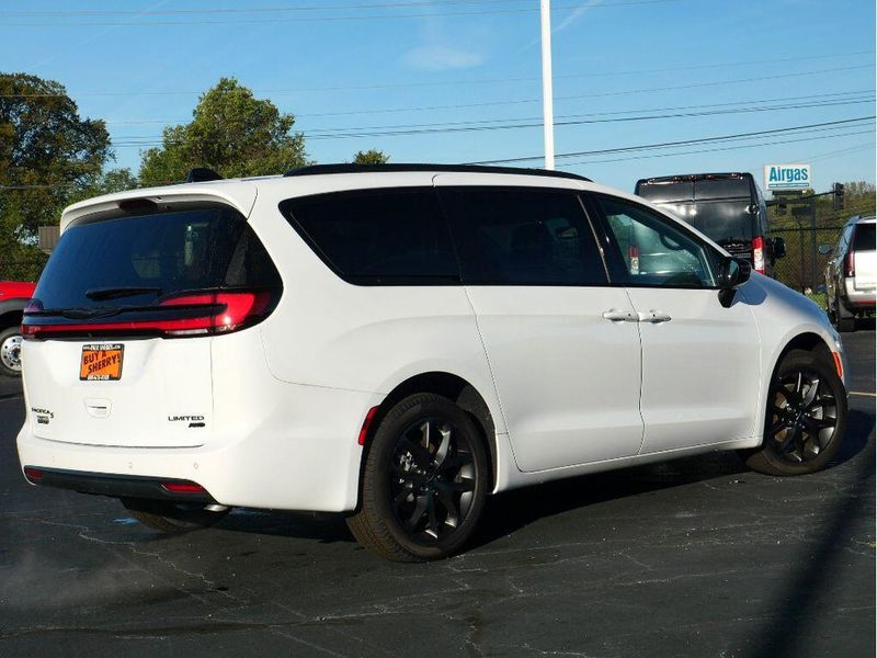 2024 Chrysler Pacifica Limited AwdImage 12