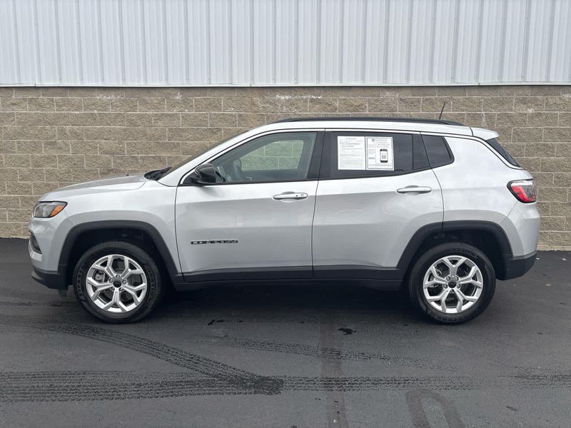 2025 Jeep Compass Latitude photo 2