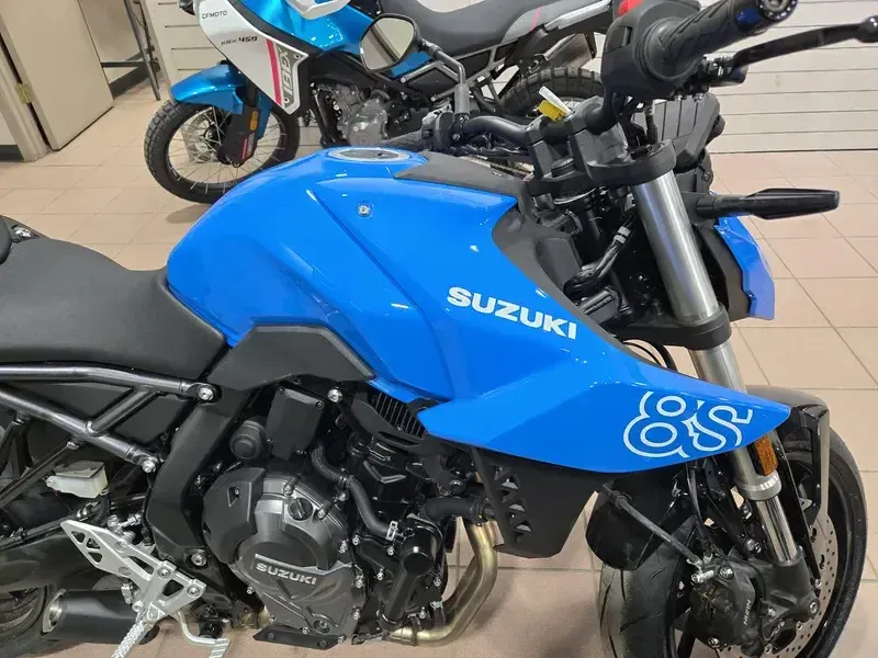 2025 Suzuki GSX8S GLASS SPARKLE BLACK AND PEARL COSMIC BLUE Image 14