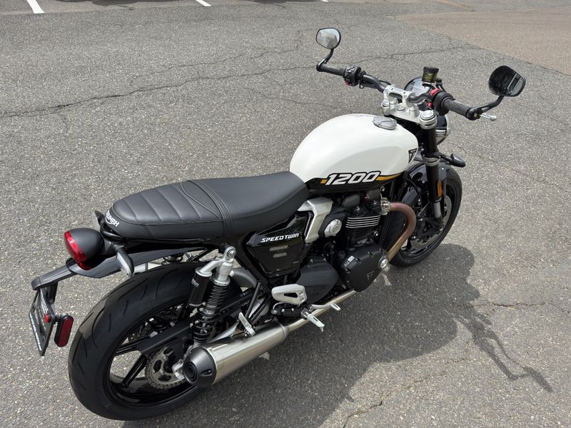 2025 Triumph Speed Twin 1200 - CRYSTAL WHITE - SAPPHIRE BLACK 