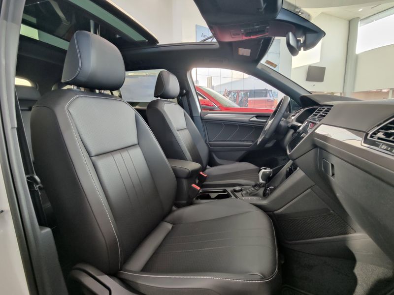 2024 Volkswagen Tiguan SE R-Line Black AWD w/SunroofImage 4