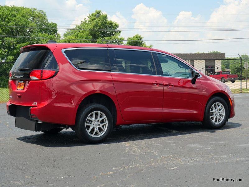 New 2025 Chrysler Voyager LXImage 31