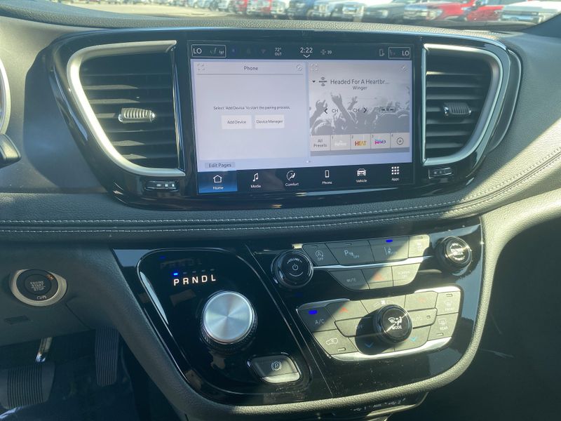 2025 Chrysler Pacifica photo 11