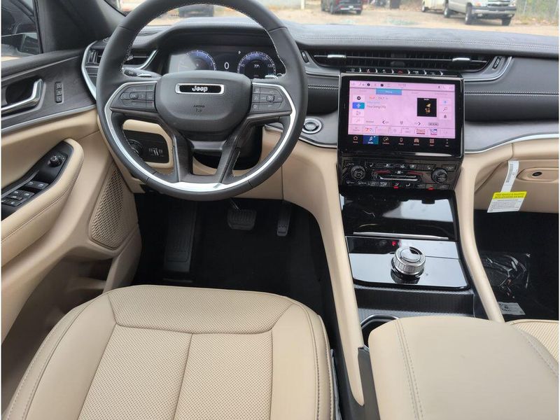 New 2025 Jeep Grand Cherokee Limited 4x2Image 32