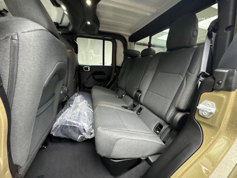2025 Jeep Gladiator Sport S 4x4Image 16