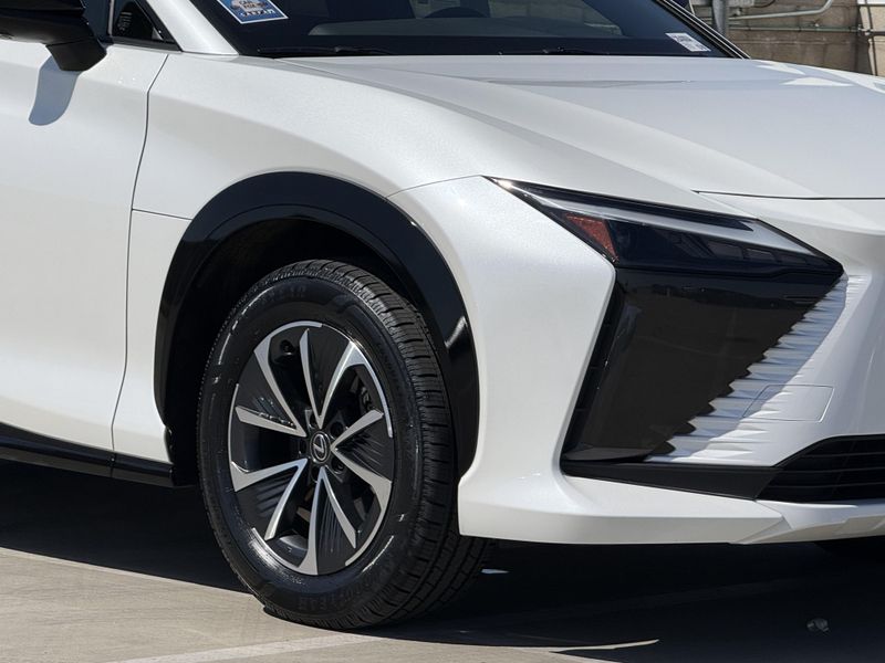 Used 2025 Lexus RZ 300e PremiumImage 4