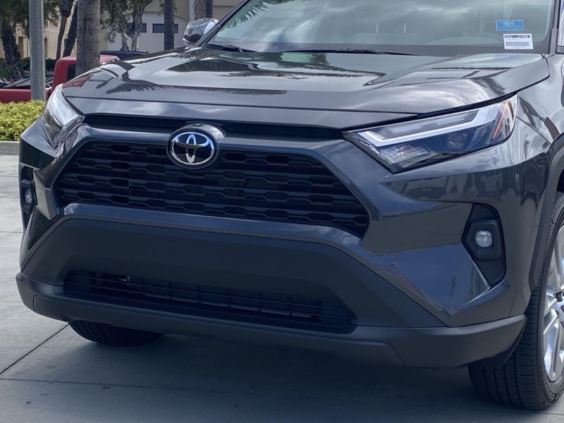 2025 Toyota RAV4 XLE PremiumImage 7