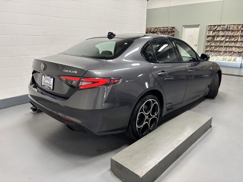 2024 Alfa Romeo Giulia Ti Q4 AWD w/Sunroof/Nav/Activ AsstImage 8