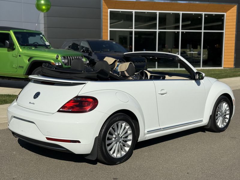 2019 Volkswagen Beetle Convertible photo 2