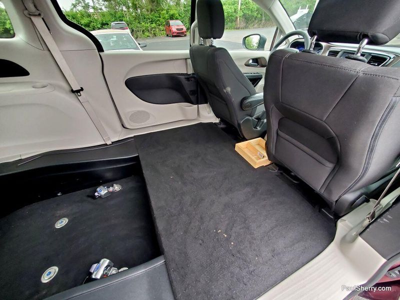 2023 Chrysler Voyager LXImage 3