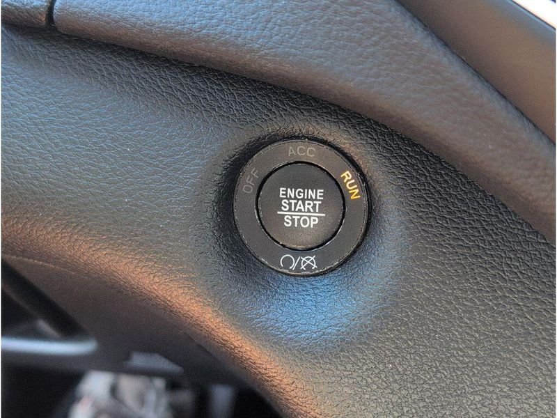 Used 2023 Jeep Cherokee Altitude LuxImage 18