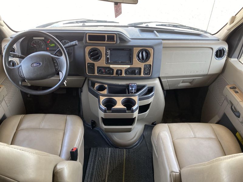 Used 2017 THOR CHATEAU 31Y Image 14